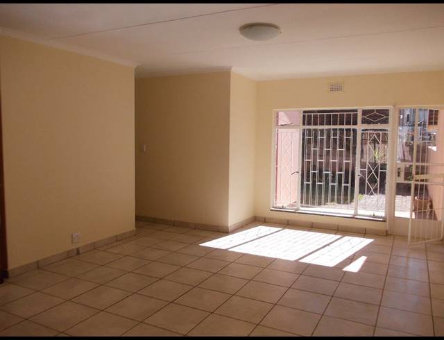 3 BEDROOM TOWNHOUSE FOR SALE IN VANDERBIJLPARK CE 2